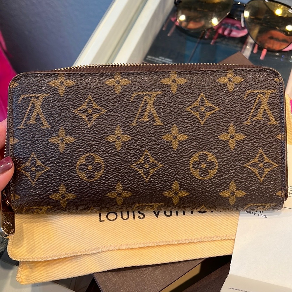 Louis Vuitton Zippy Wallet